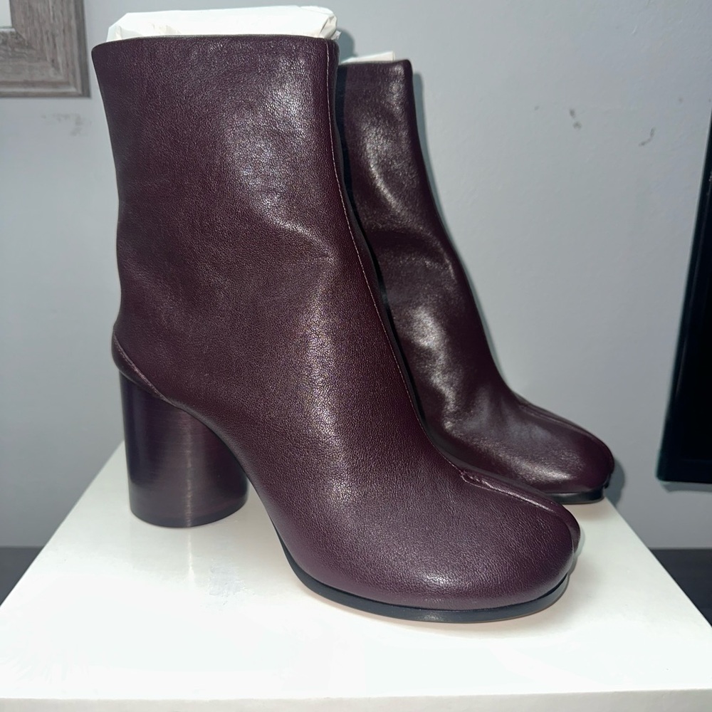 Maison Margiela Tabi Boot
Dark Burgundy
